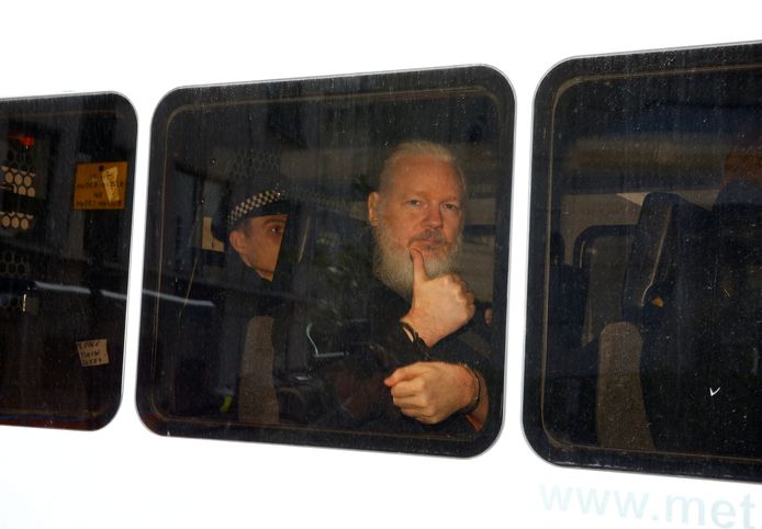 Julian Assange werd na zijn arrestatie in de Ecuadoriaanse ambassade in Londen weggevoerd.
