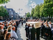 Indrukwekkend afscheid van kastelein Bu Cats die jochie mocht zeggen tegen onze koning