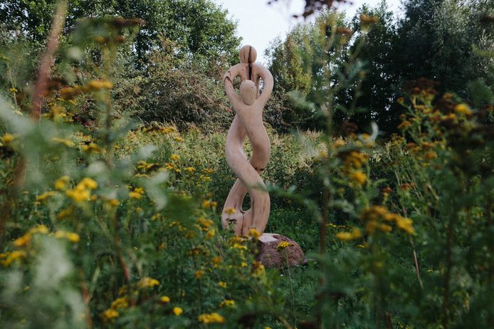 Het kunstwerk 'Dance', dat gemaakt werd van een magnoliaboom uit de tuin van het kasteel van de bekende danseres Josephine Baker.