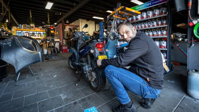 Helmplicht zorgt voor stormloop bij scooterwinkels in Oldenzaal en Losser: ‘Eén klant kreeg meteen boete, waar zijn we mee bezig?’