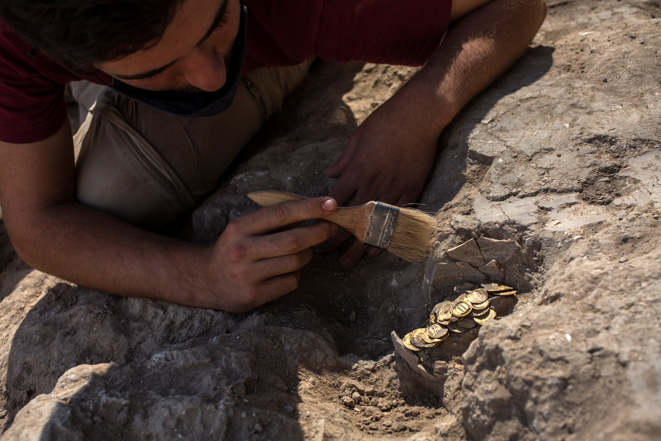 Обнаружили золотистый. Золото в глине. Археолог клад. Археологические находки золотых монет.