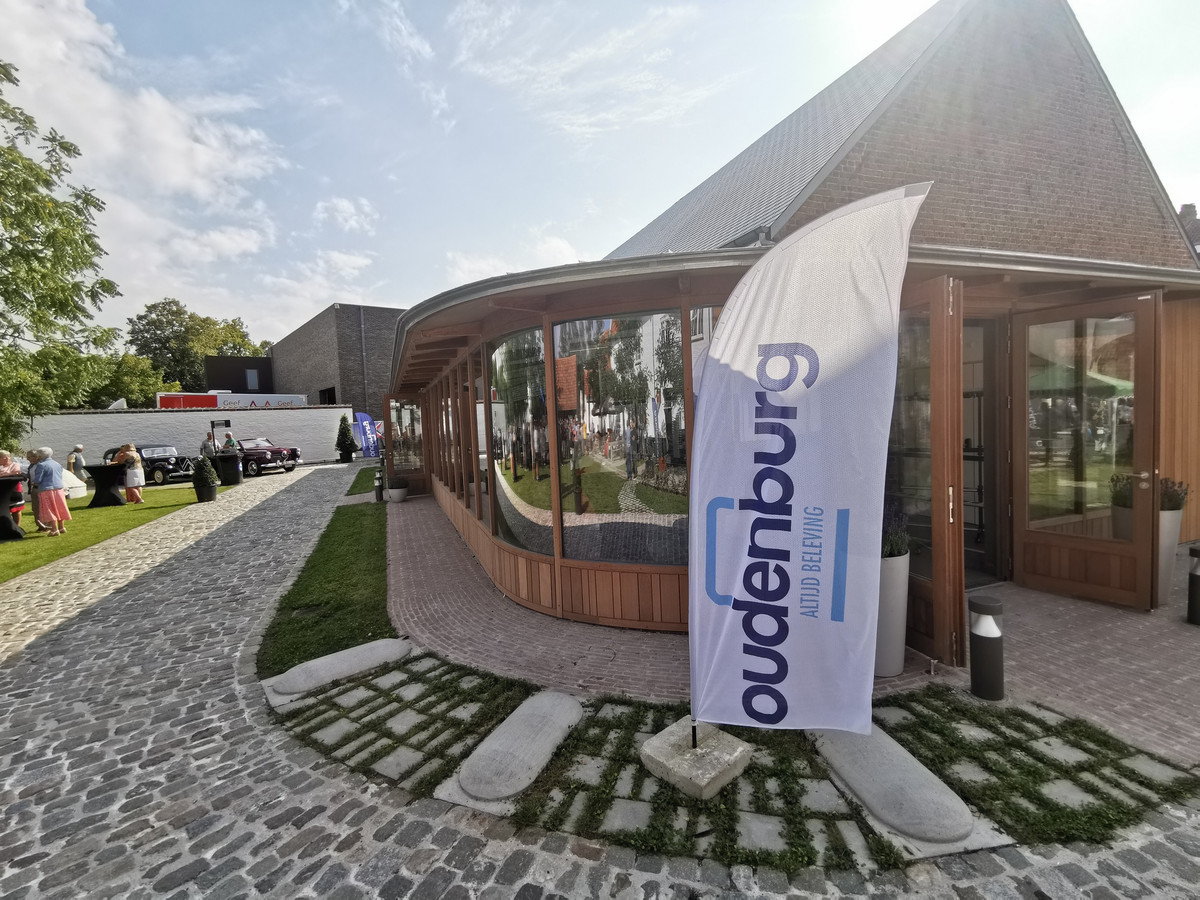 Inwoners Oudenburg verkennen gerenoveerde Abdijhoeve | Foto | hln.be