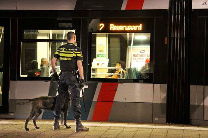 De politie houdt toezicht bij een tram richting de Beverwaard.