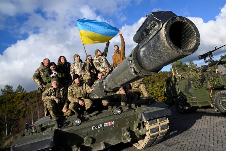 Oekraïense soldaten poseren op een Britse Challenger 2-tank tijdens hun training in het Verenigd Koninkrijk. De Britten willen samen met de tanks munitie met verarmd uranium naar Oekraïne sturen. Beeld REUTERS