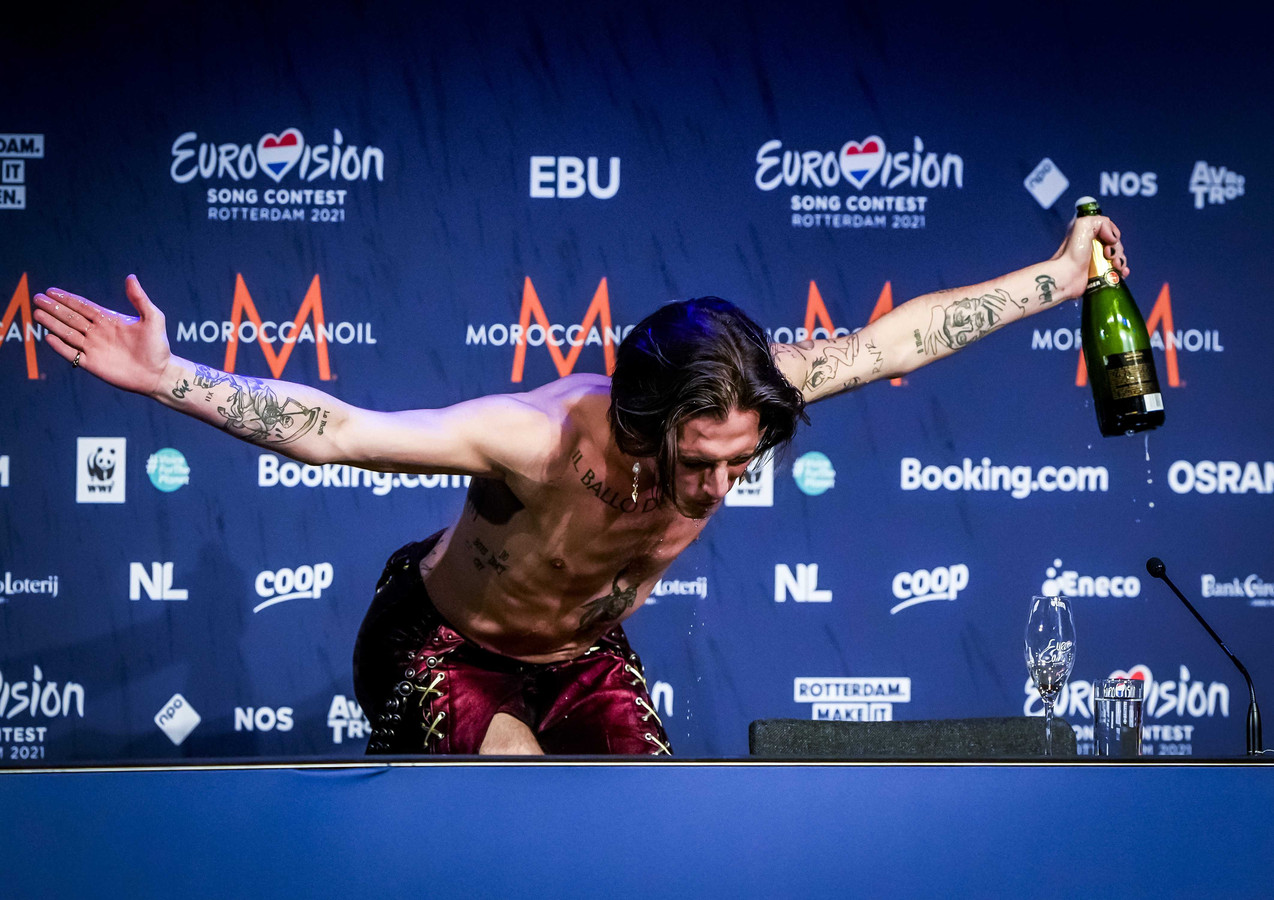 Damiano David, de zanger van Måneskin, geniet tijdens de persconferentie na afloop van de finale van het Eurovisie Songfestival.