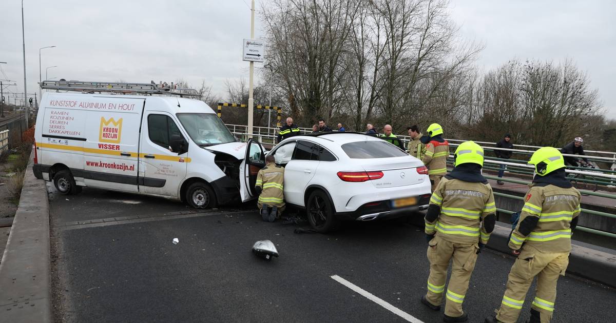 Brug bij Westervoort dicht na botsing tussen bestelbus en auto.