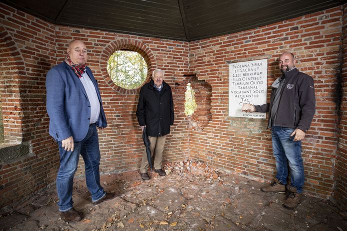 Vlnr: Raymond Strikker, architect Harry Kamphuis en aannemer Tom Koster zorgen voor herstel van koepeltje op Tankenberg.