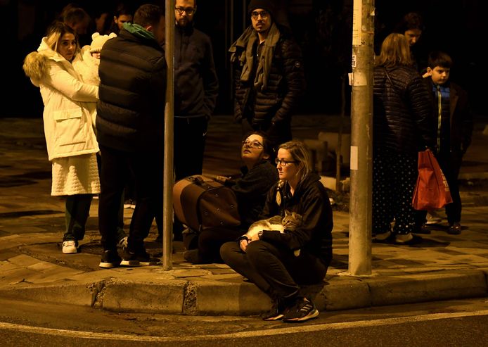 Inwoners van hoofdstad Tirana verzamelen op straat na de nachtelijke bevingen.