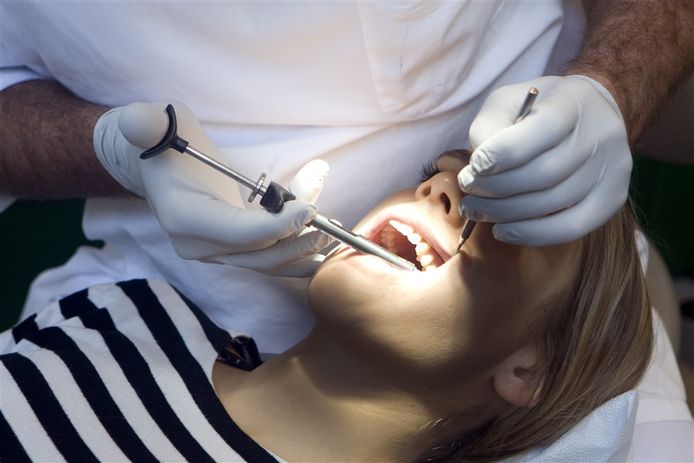 Een tandarts is bezig met het verdoven van een patiënt. Foto ter illustratie.