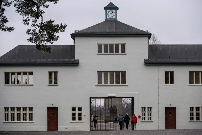 De hoofdingang van het voormalige concentratiekamp Sachsenhausen bij Berlijn.