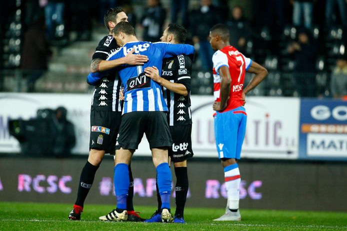 Spelers van Charleroi vieren hun zege tegen Club.