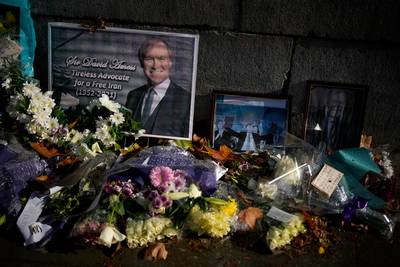 Man die Brits parlementslid neerstak beschuldigd van moord en terrorisme
