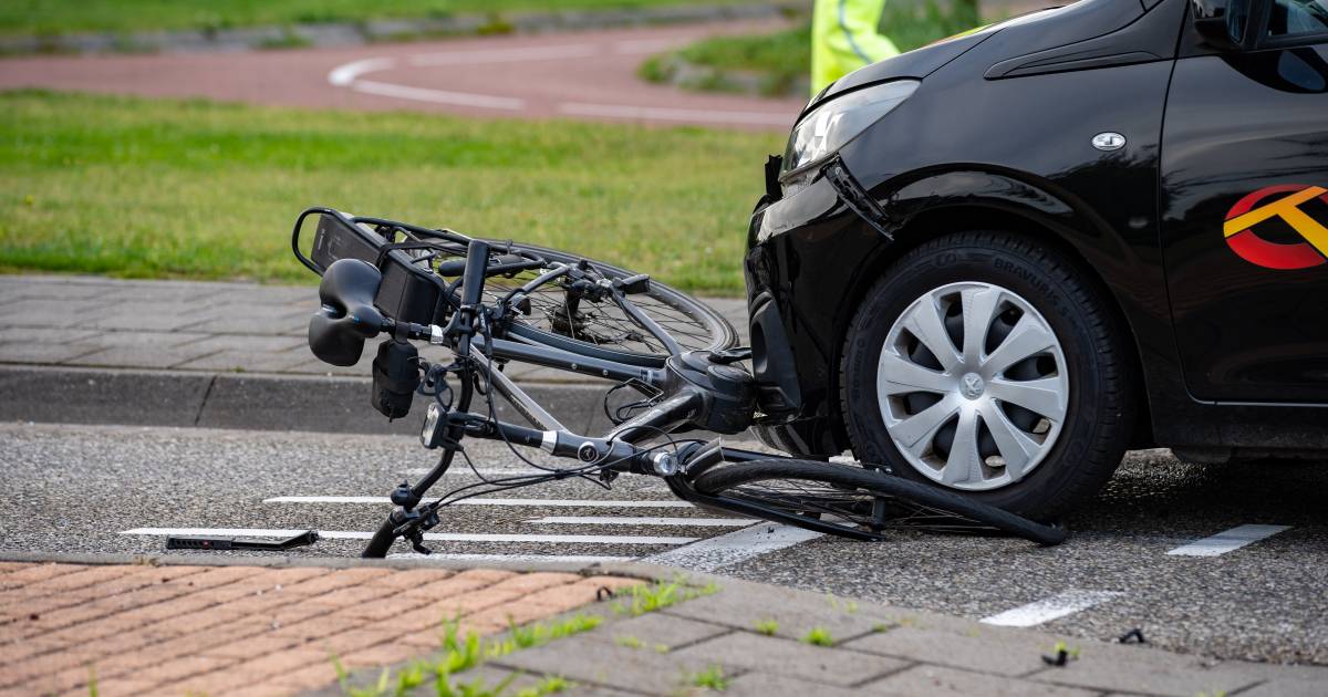 112 Nieuws: Fietser raakt gewond bij aanrijding in Deventer, automobilist aangehouden.