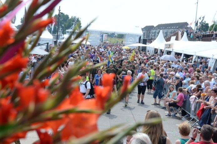 Publiek op de Maaskade in Cuijk tijdens een eerdere editie van de Vierdaagsefeesten.
