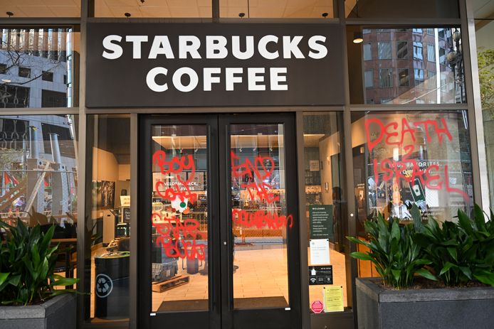 Een Starbucks-filiaal in Amerika beklad met rode verf. Op de gevel staat 'boycot Starbucks', 'stop de bezetting' en 'dood aan Israël'.