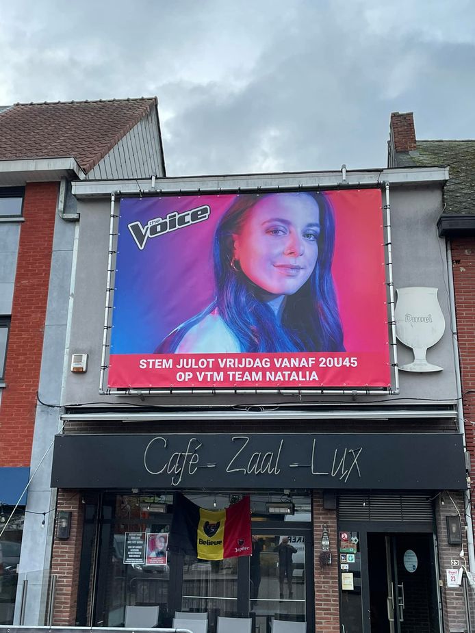 Sinds deze week hangt de banner van Julot Van de Poel tegen de gevel van café Lux in Herenthout