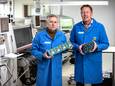 De directeuren Lars Zwanenburg (links) en Gerrit Heersink van Hortec Electronics met enkele printplaten die door het Oldenzaalse bedrijf worden gemaakt.