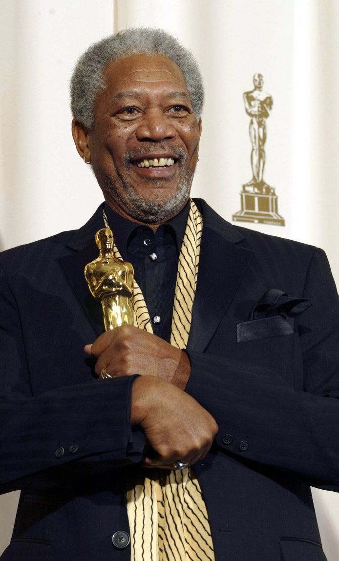 Morgan Freeman houdt zijn Oscar in zijn linkerhand.