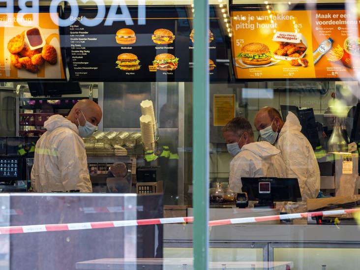 Helmonder doodgestoken in winkelstraat: tieners bestellen hamburger en opeens vliegen de veren in het rond