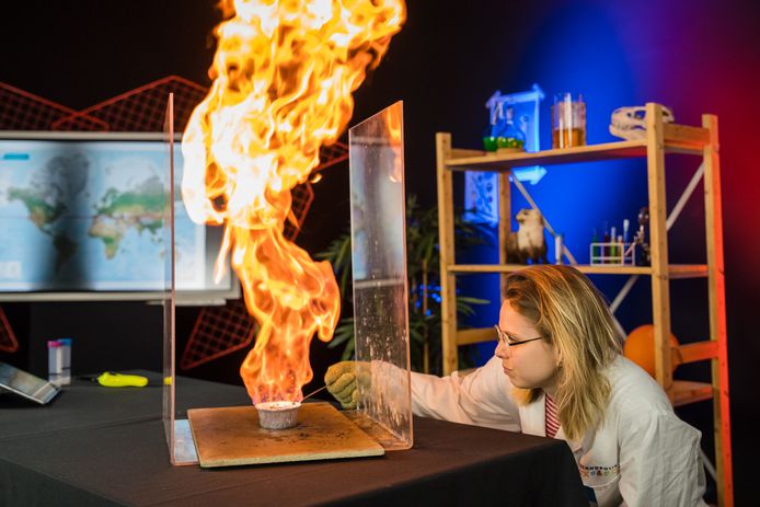 Technopolis lanceert digitale wetenschapsquiz Quiz-o-polis voor scholen. Luchtige kennisvragen worden afgewisseld door spectaculaire live experimenten