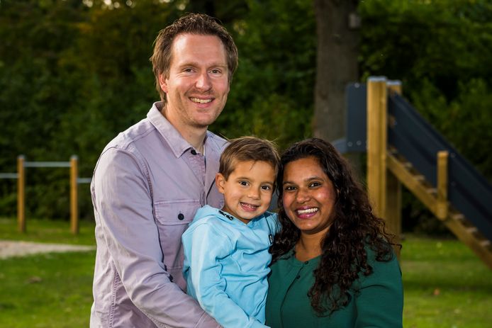 Dex Elders, met vader Bastiaan en moeder Karolien, is genezen van neuroblastoom.