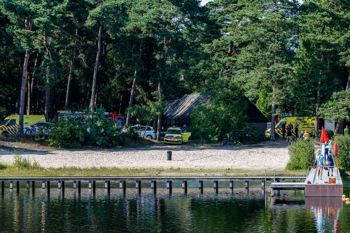 Het kindje zou met behulp van omstanders uit het water zijn gehaald.