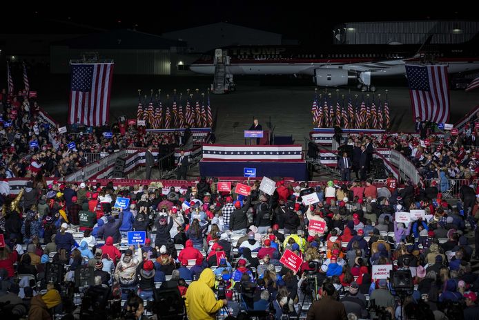 Voormalige Amerikaans president Donald Trump houdt een rally op de internationale Dayton luchthaven in Ohio.
