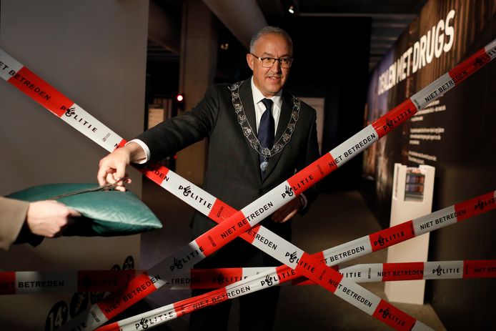 Burgemeester Ahmed Aboutaleb van Rotterdam opent de tentoonstelling ‘Dealen met Drugs’ in het Maritiem Museum Rotterdam in 2018.