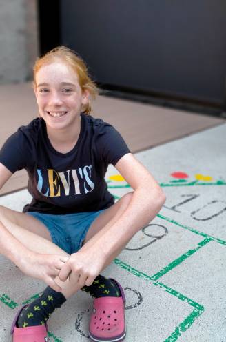TERUG NAAR SCHOOL. Kyra (12) deelt schoolbank met leerlingen die vier jaar ouder zijn: “Het getal pi ken ik tot veertig cijfers na de komma” 