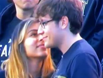 Jongen draait lachend hoofd weg wanneer meisje wil kussen op kisscam. Maar het is niet wat het lijkt