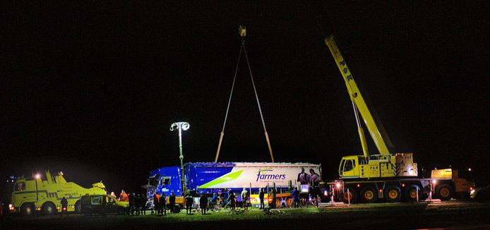Bergingswerkers hesen afgelopen week de op zijn kant naast de weg neergekomen For Farmers-combinatie weer op de weg.