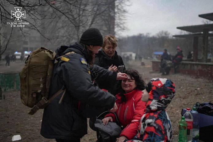 Een vrouw die gewond raakte in Kiev krijgt verzorging.