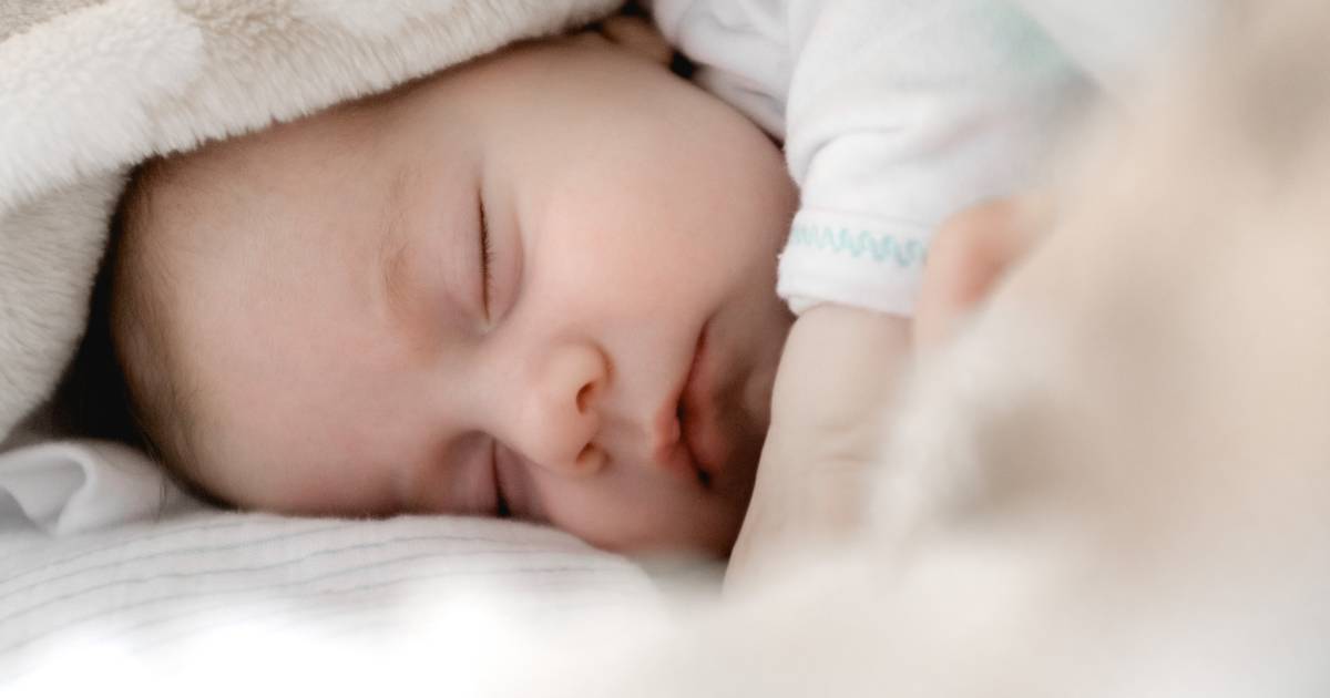 FRIYAY! Baby steekt middelvinger op naar zingende vader en gaat vervolgens viraal Familie
