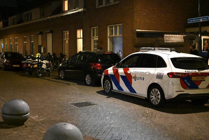 In een woning in de Van Meterenstraat in Breda is een vrouw door een man overvallen.