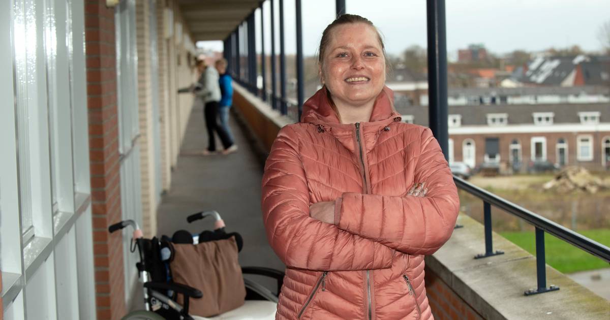 Vlak voor kerst is Antoinet ineens van schuld van 90.000 euro voor ...