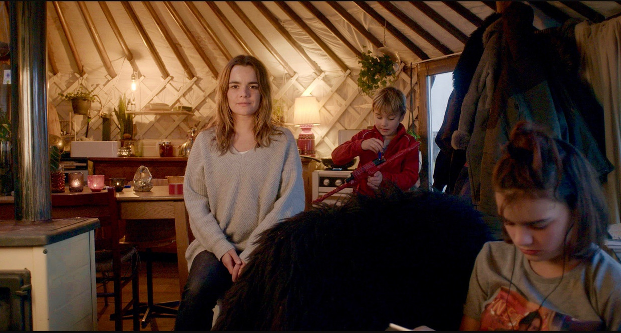 Naomi in haar joert in 'De Outsiders'. Beeld VPRO