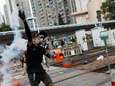 Wegen geblokkeerd door megastaking Hong Kong, automobilist ramt wegblokkade van menigte 