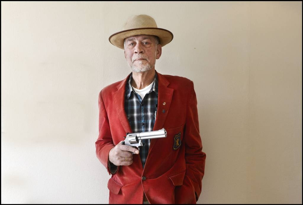 Ton Rutten levert de Smith&Wesson in | Foto | gelderlander.nl