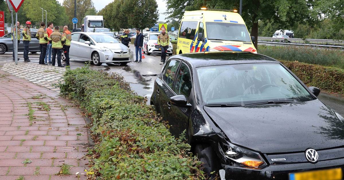 Twee automobilisten gewond bij botsing op kruising in Waalwijk, man met nekklachten uit auto gehaald.