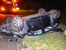 Auto slaat meerdere keren over de kop bij Ugchelen, inzittenden als bij een wonder nagenoeg ongedeerd 