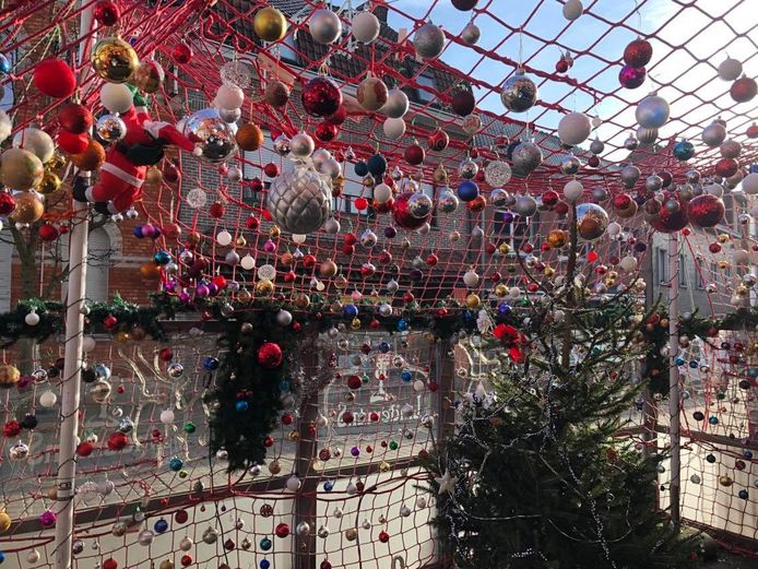Op het terras van café 't Lusterke hangt het vol kerstballen