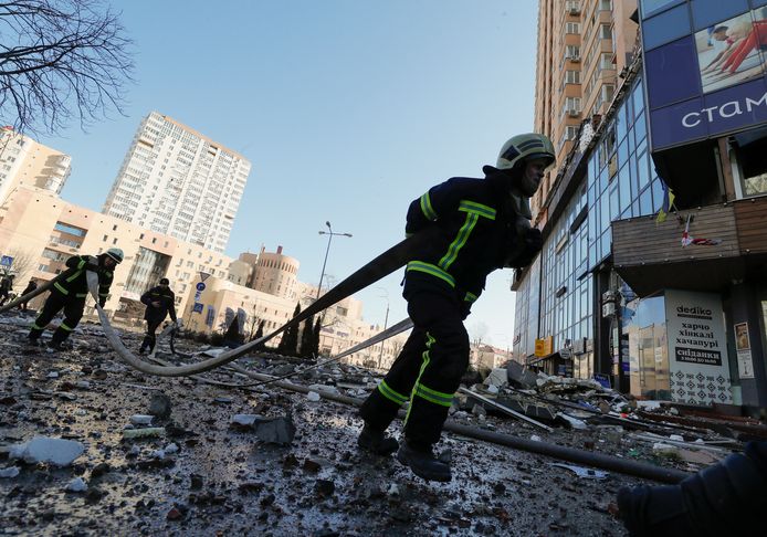 Oekraïense brandweerlieden vechten tegen het vuur op een hoog flatgebouw dat werd getroffen door beschietingen in Kiev.