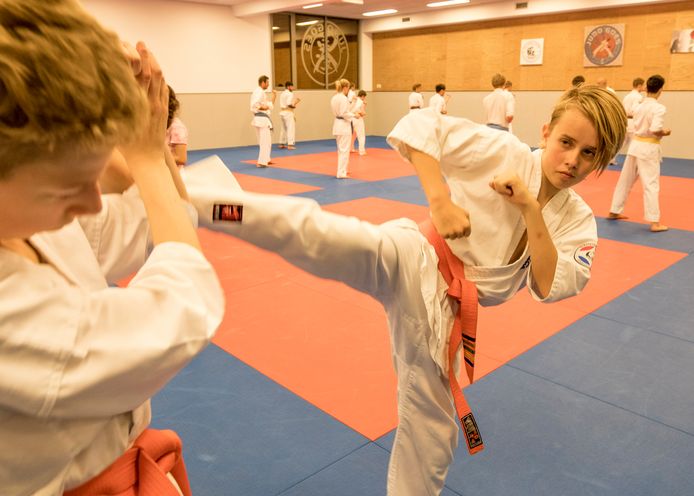 Devon Lokerse is aan het sparren met Jasper Versprille tijdens de karateles.