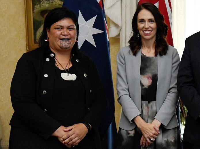 Nanaia Mahuta (links, met traditionele ‘moko’ of tatoeage) is de eerste vrouw en de eerste Maori-vrouw die de positie van Buitenlandminister bekleedt in Nieuw-Zeeland. Rechts premier Jacinda Ardern.