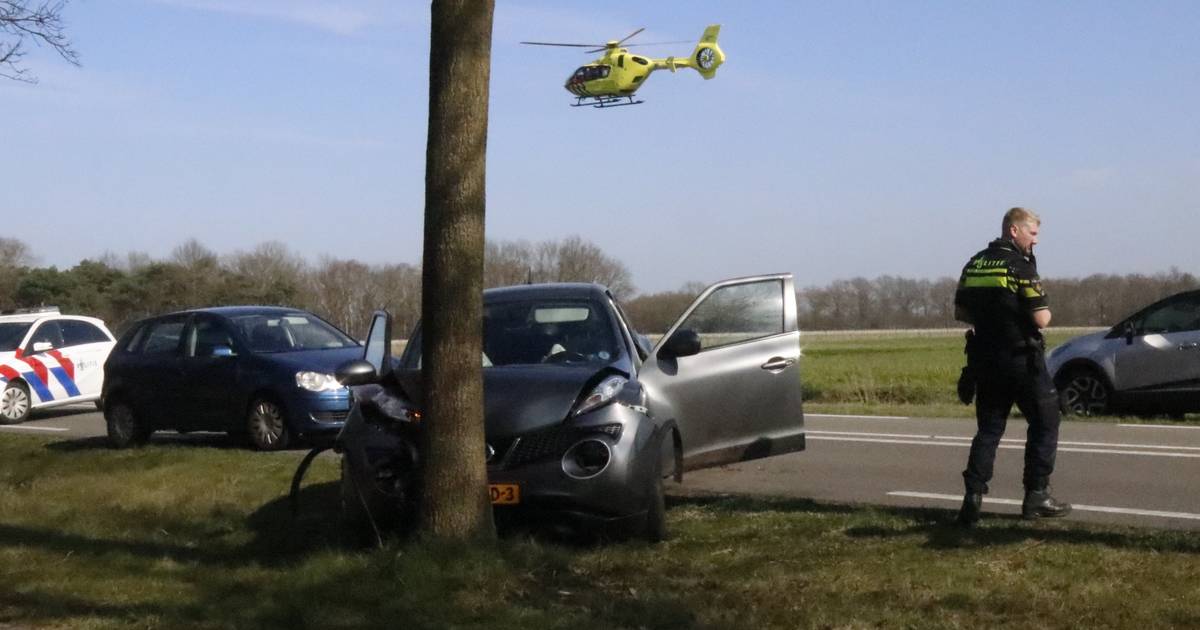 Automobilist gewond door botsing tegen boom in Oploo