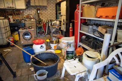 Woning en schuur in Oud Gastel dicht na vondst van drugslab met ruim 6 kilo methamfetamine