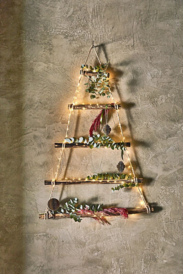 DIY zó maak je een kerstboom van takjes voor aan de muur Libelle
