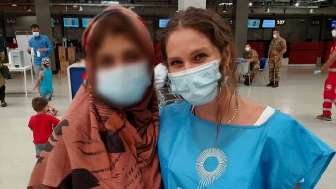 Amina, de schuilnaam van een Afghaanse vrouw, en Livia, die de evacuatie coördineerde voor NOVE Onlus
