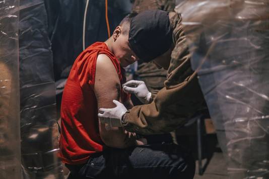 Volgens Oekraïne bevinden zich er nog meer dan duizend strijders in de Azovstalfabriek. Honderden van hen zijn gewond, deels zwaargewond.