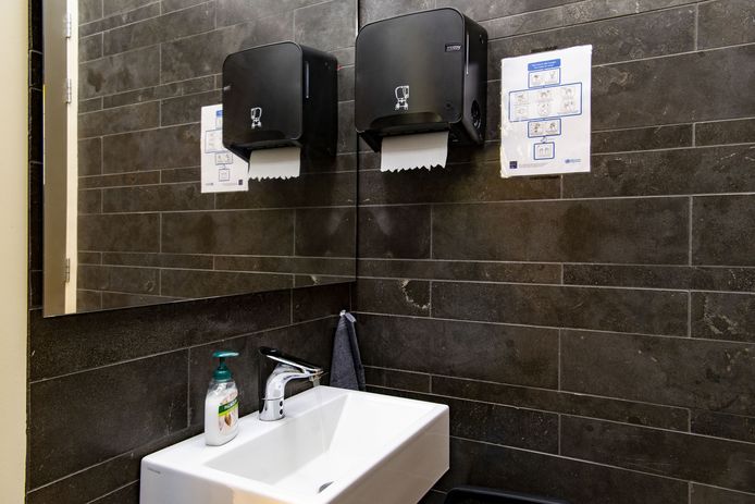 Kraan met sensor en papier om handen te drogen in plaats van een handdoek.